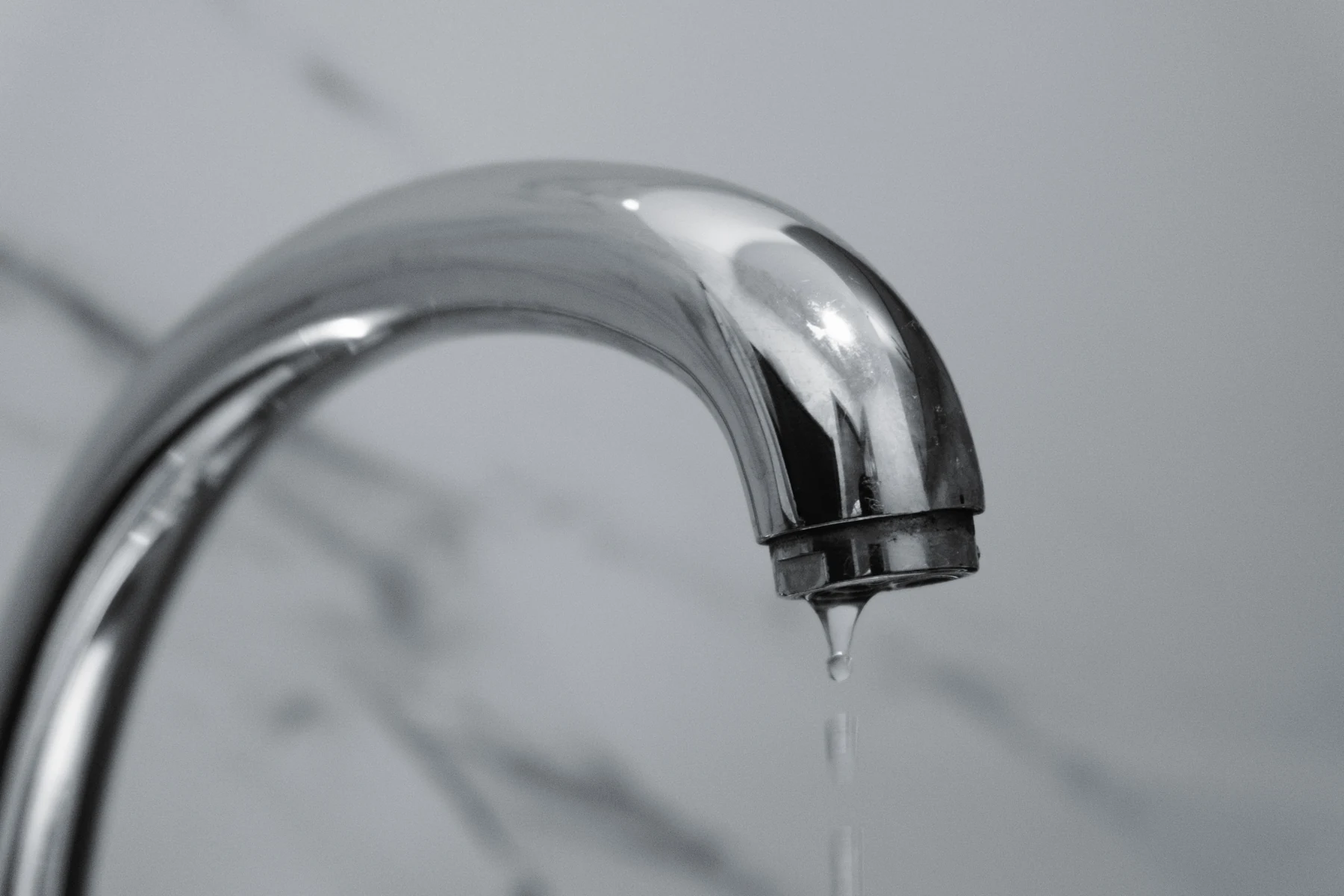 蛇口から水が垂れる水漏れのイメージ